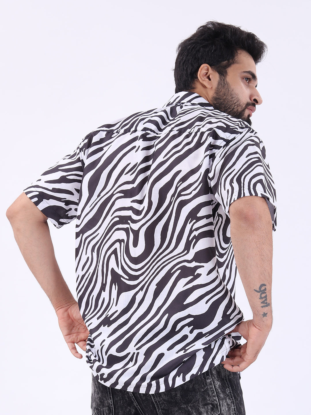 BOWLIFESTYLE Men Printed Casual Black And White Shirt.